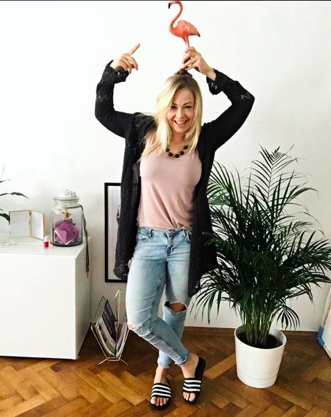 Bloggerin mit Flamingo auf dem Kopf, nicht in Shapewear