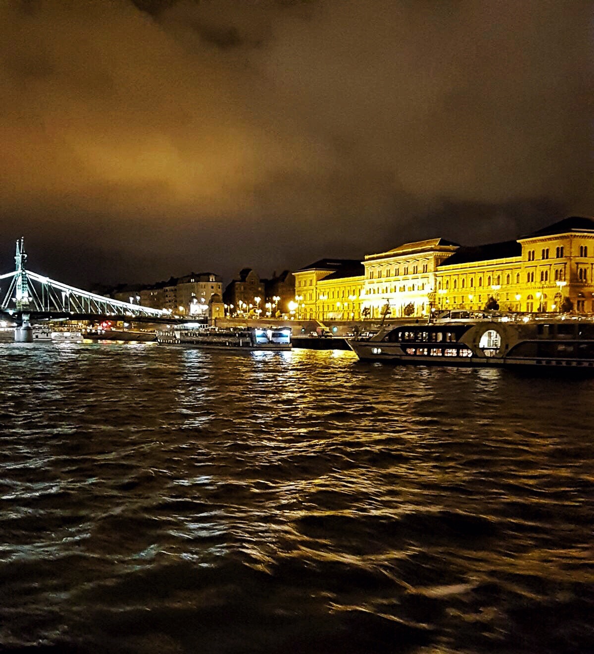 Budapest bei Nacht auf einem Schiff Budapest bei Nacht auf einem Schiff