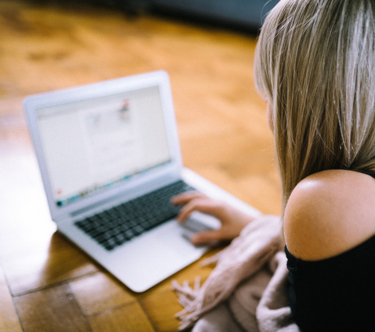 Ich beim Schreiben am Laptop über Nasen und Selbstoptimierung