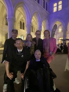 Uli mit ihren Freunden beim Diversity Ball 2023 im Arkadenhof des Wiener Rathauses.